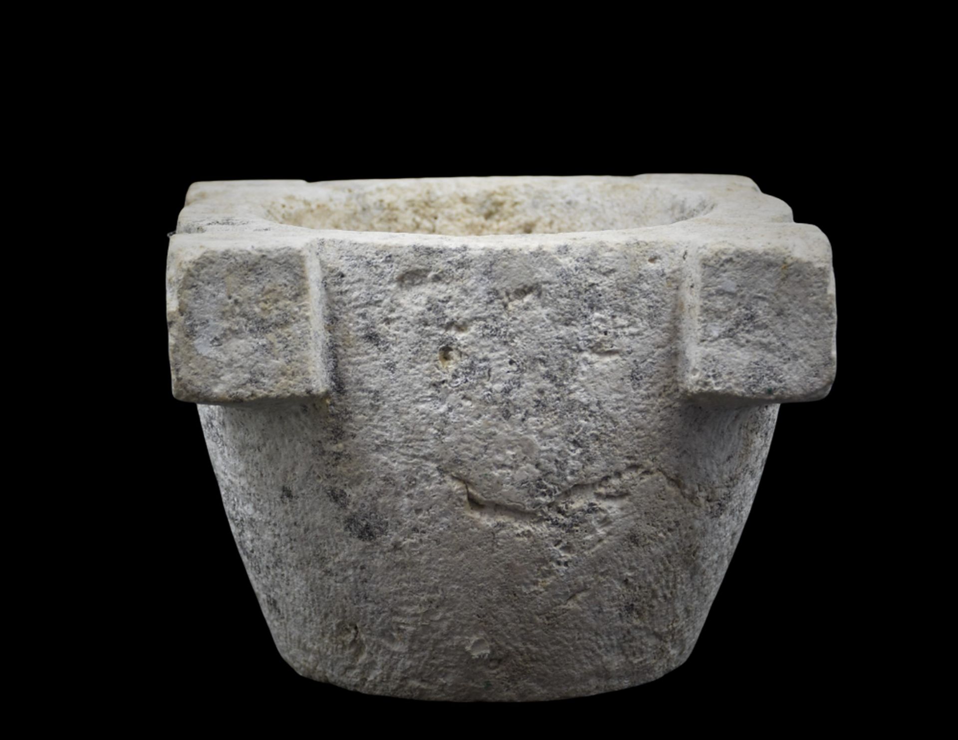 Limestone mortar, Italy around 1600. Height : 13 cm.