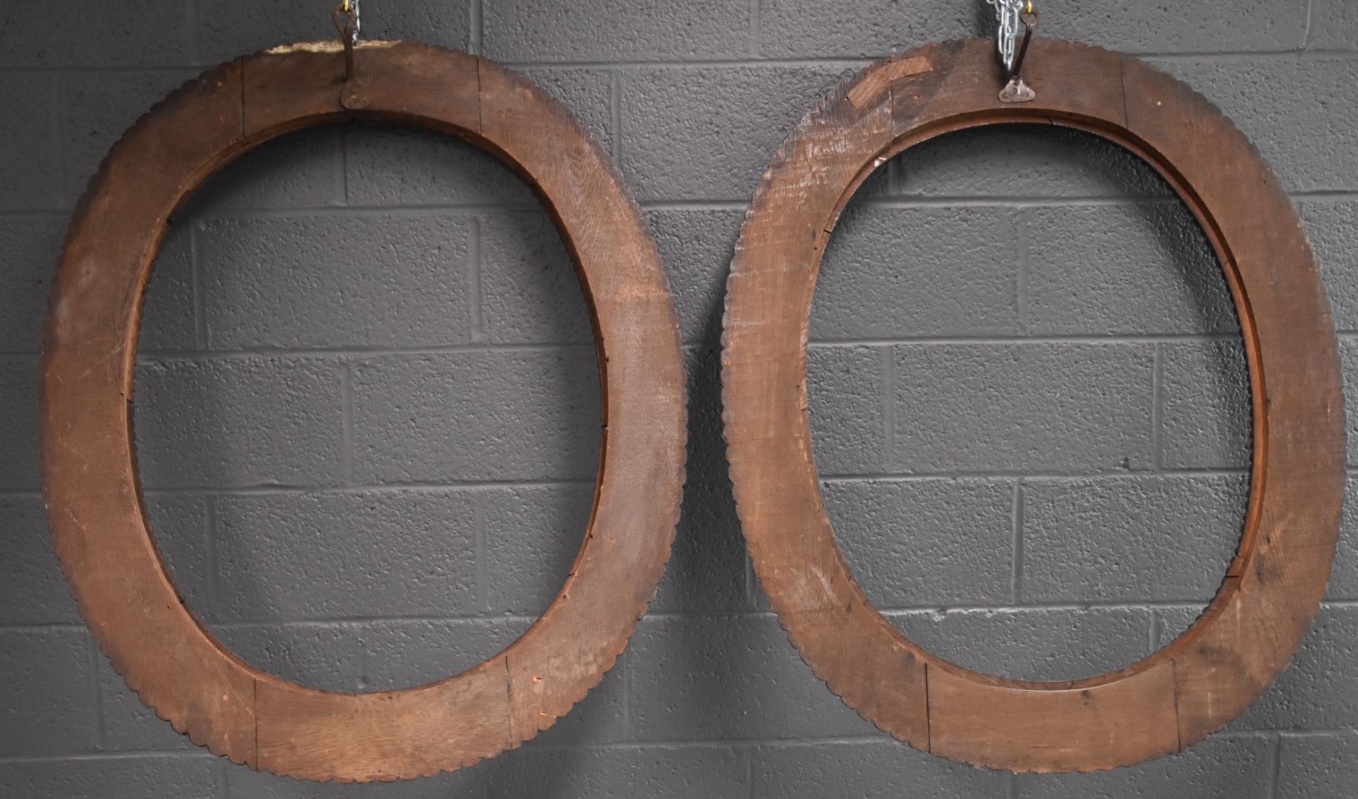 Important pair of oval carved oak frames in the Regency style. Middle 19th century. Height : 100 - Image 3 of 3