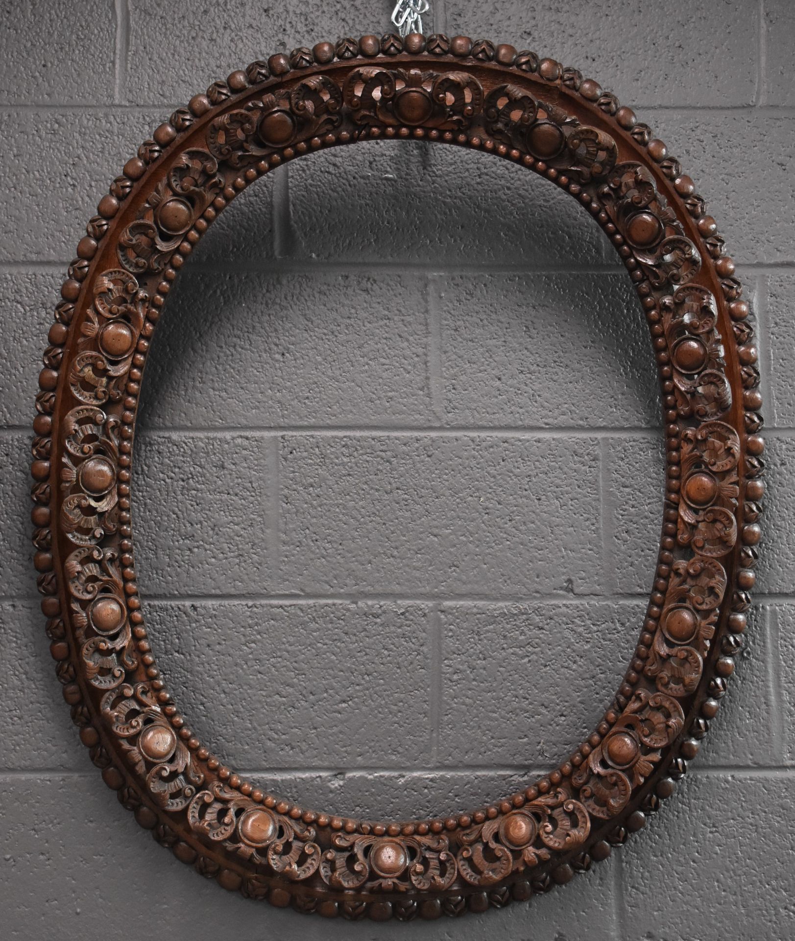 Important pair of oval carved oak frames in the Regency style. Middle 19th century. Height : 100 - Image 2 of 3