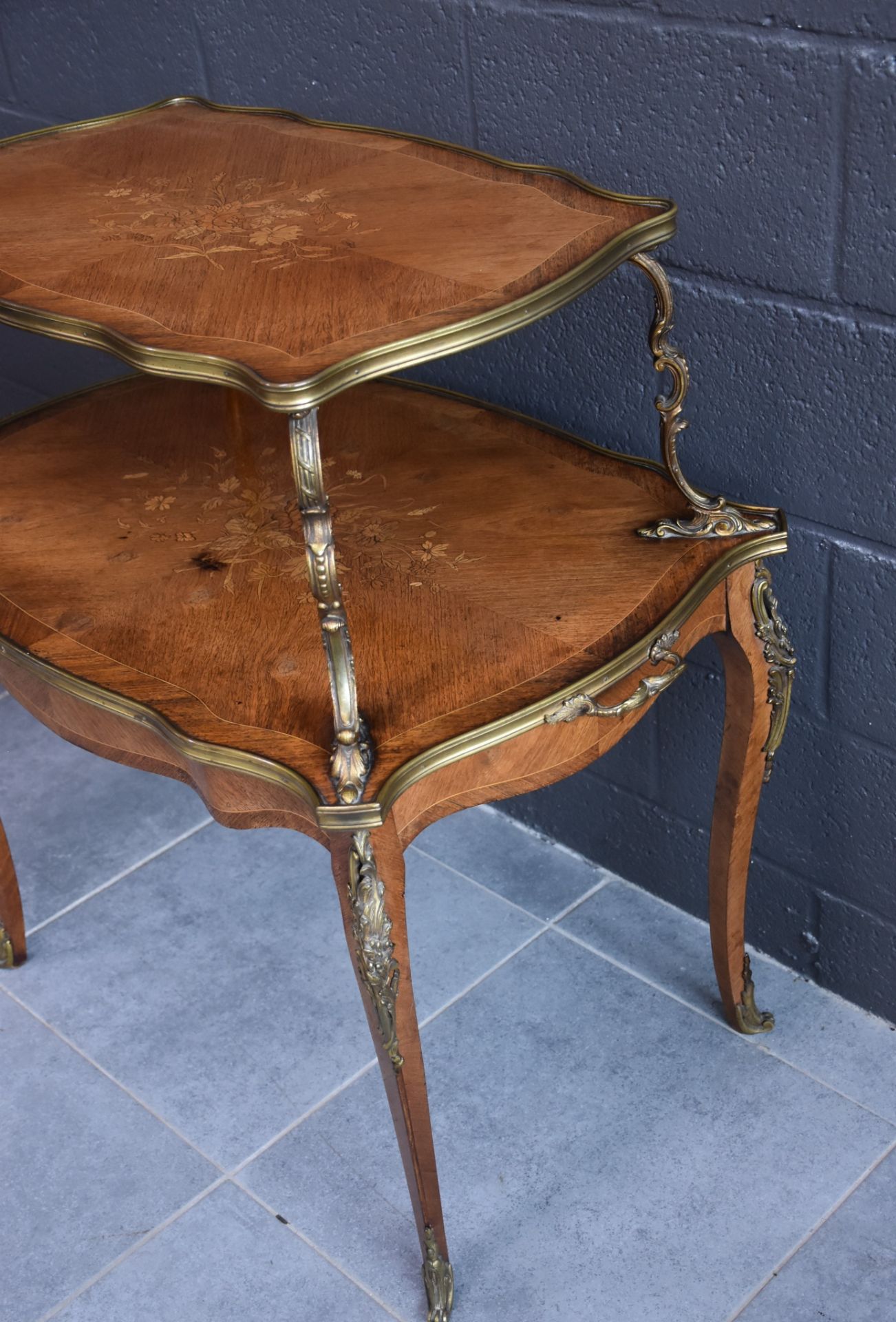 Wooden veneer and bronze tea table around 1900. Napoleon III style. Height : 86 cm. - Bild 5 aus 5