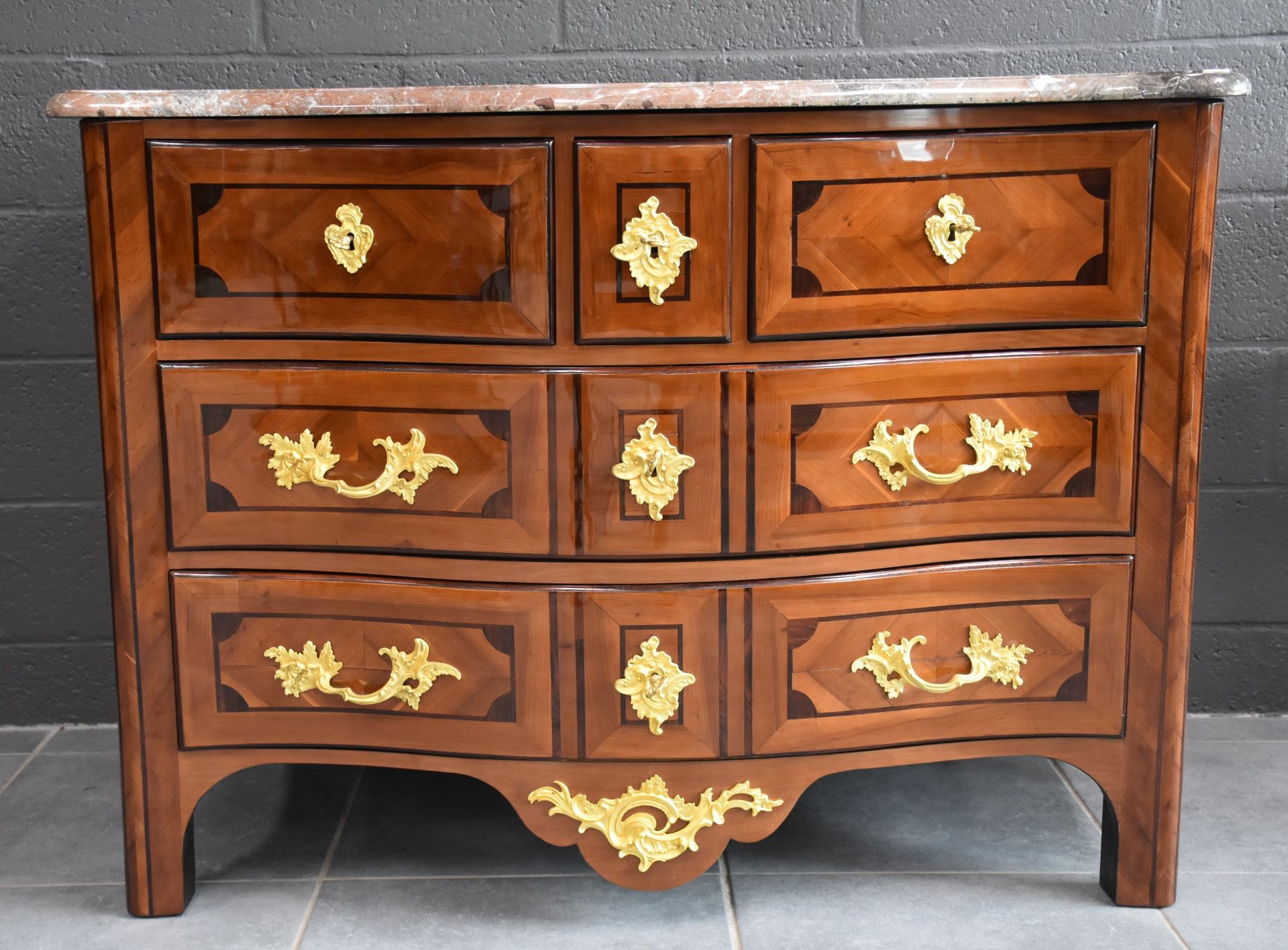 Louis XV period marquetry chest of drawers opening on five drawers. Gilded bronzes stamped with - Bild 2 aus 8