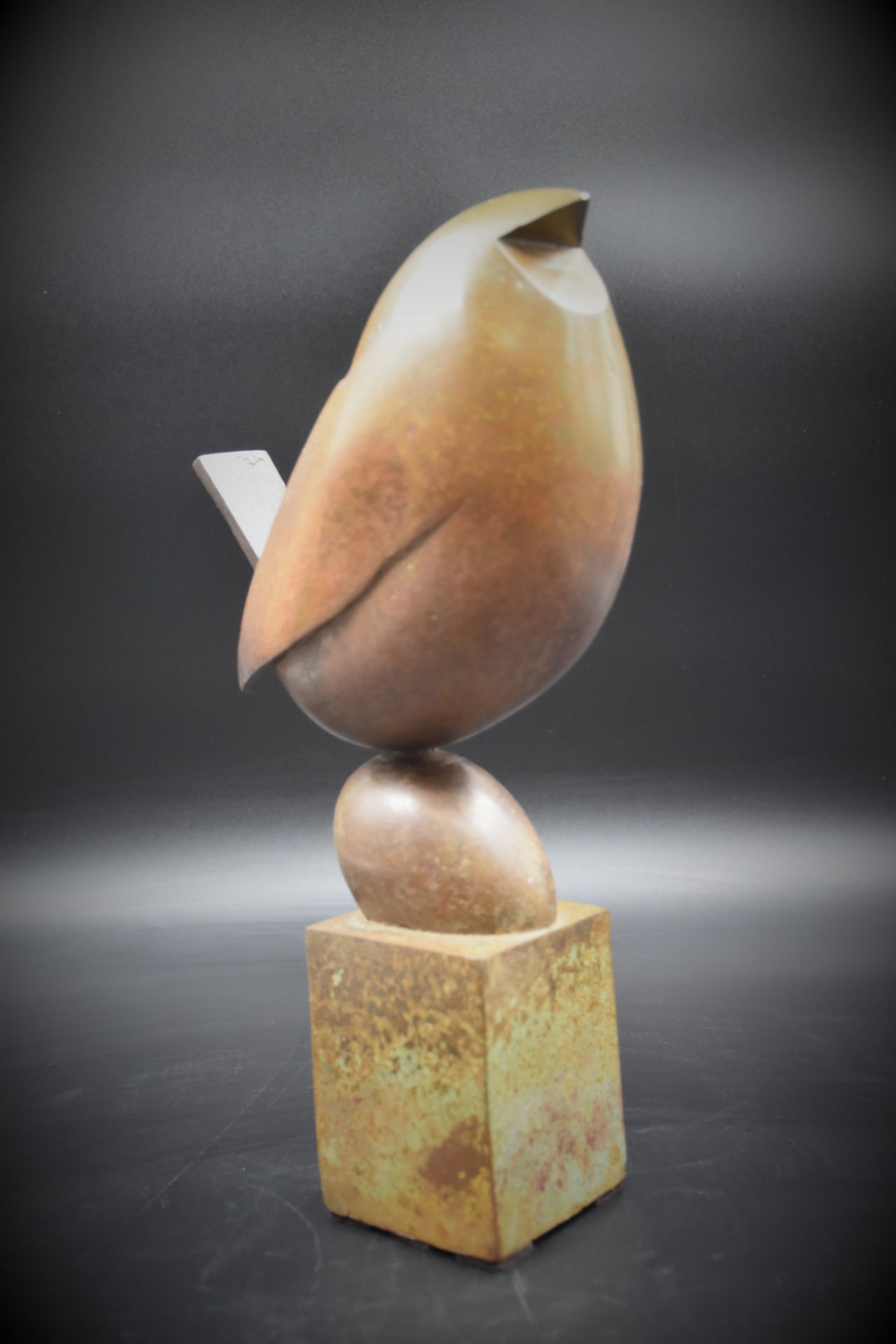 J. COENEN (1945) Stylized chick in bronze. Ht : 38 cm. - Bild 4 aus 4