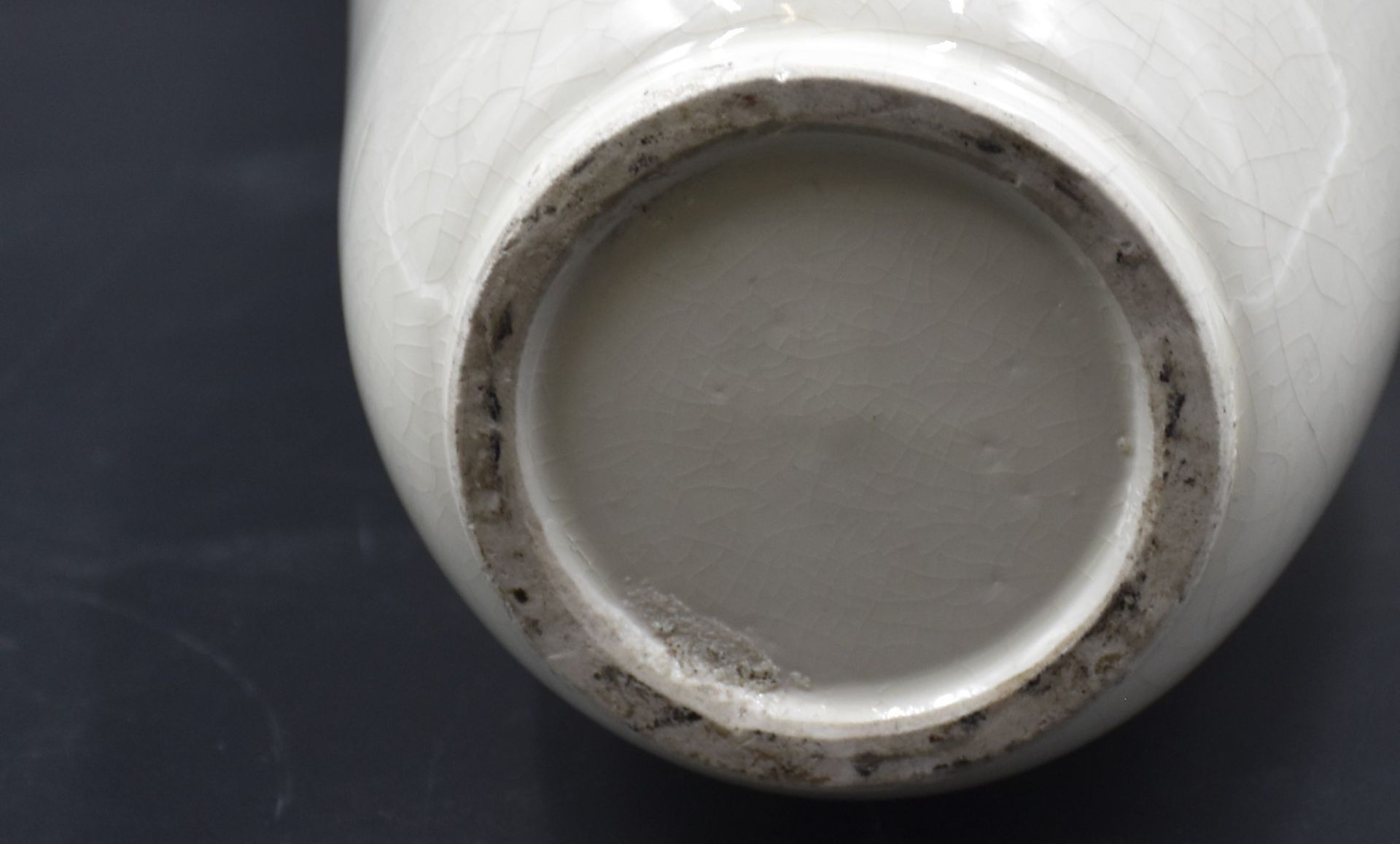 A porcelain vase with incised landscape decoration. China 18th century. Height : 34 cm. - Image 3 of 3