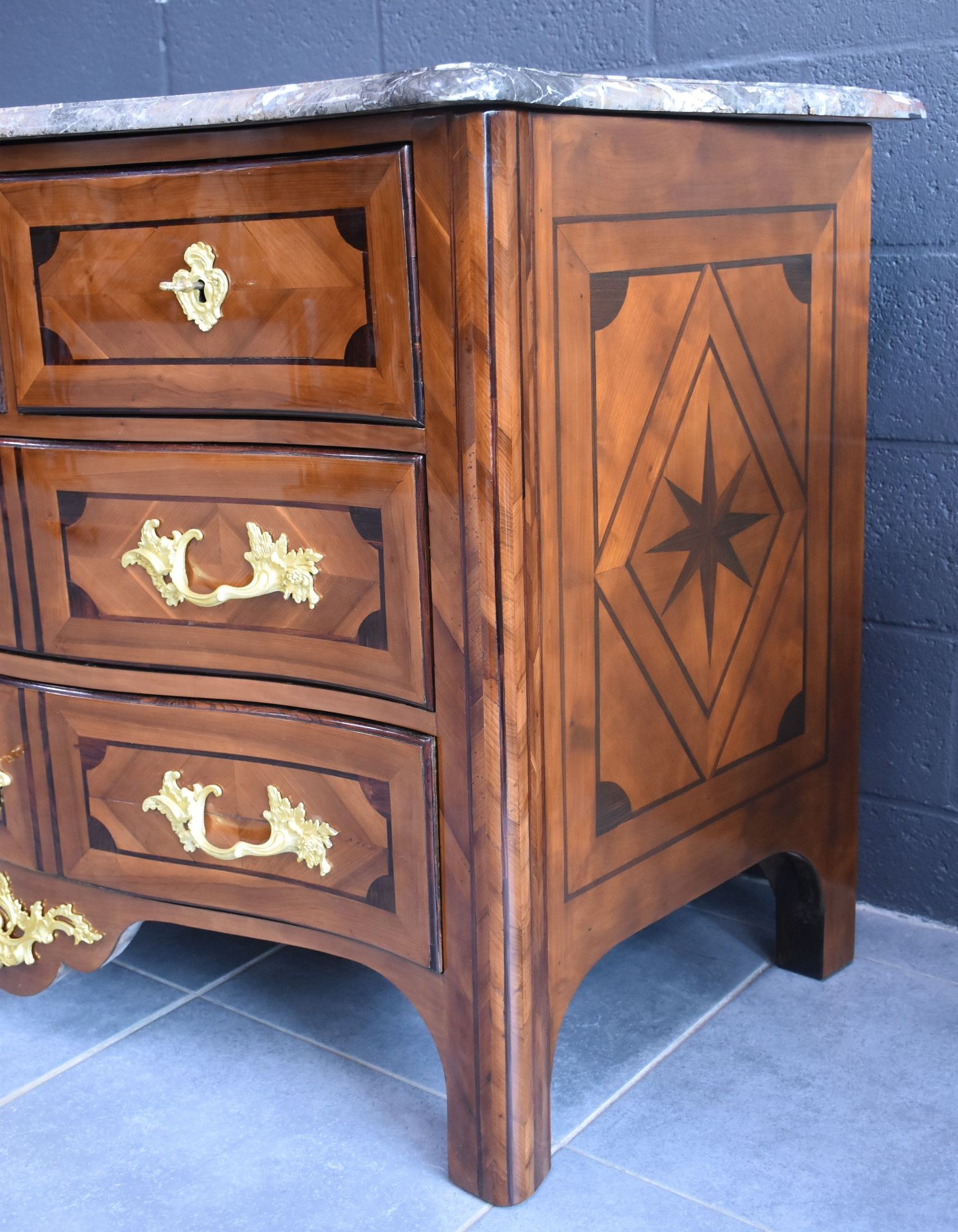 Louis XV period marquetry chest of drawers opening on five drawers. Gilded bronzes stamped with - Bild 7 aus 8