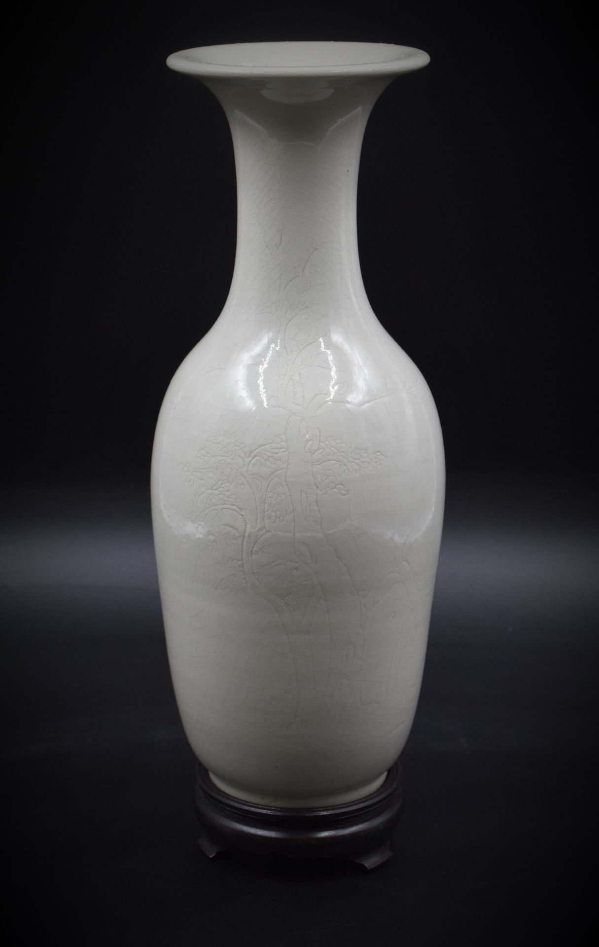 A porcelain vase with incised landscape decoration. China 18th century. Height : 34 cm. - Image 2 of 3