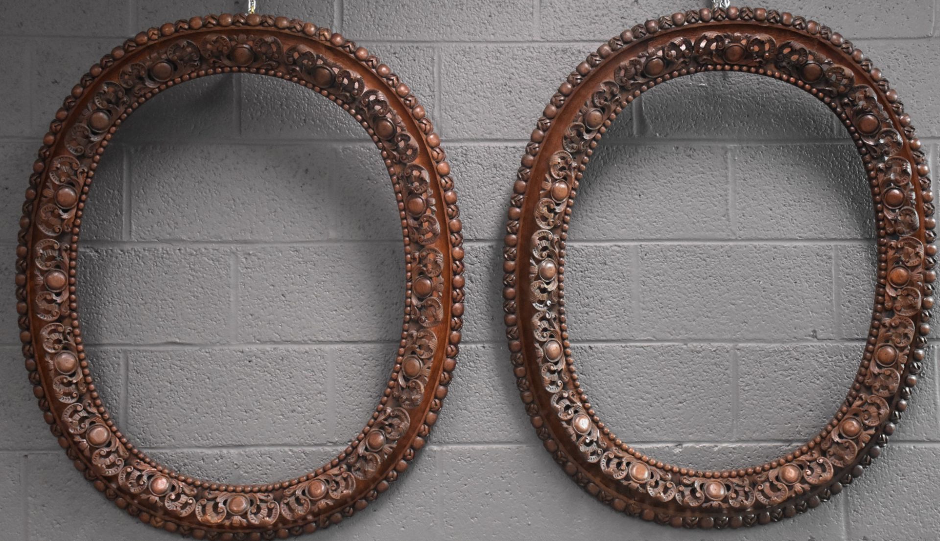 Important pair of oval carved oak frames in the Regency style. Middle 19th century. Height : 100