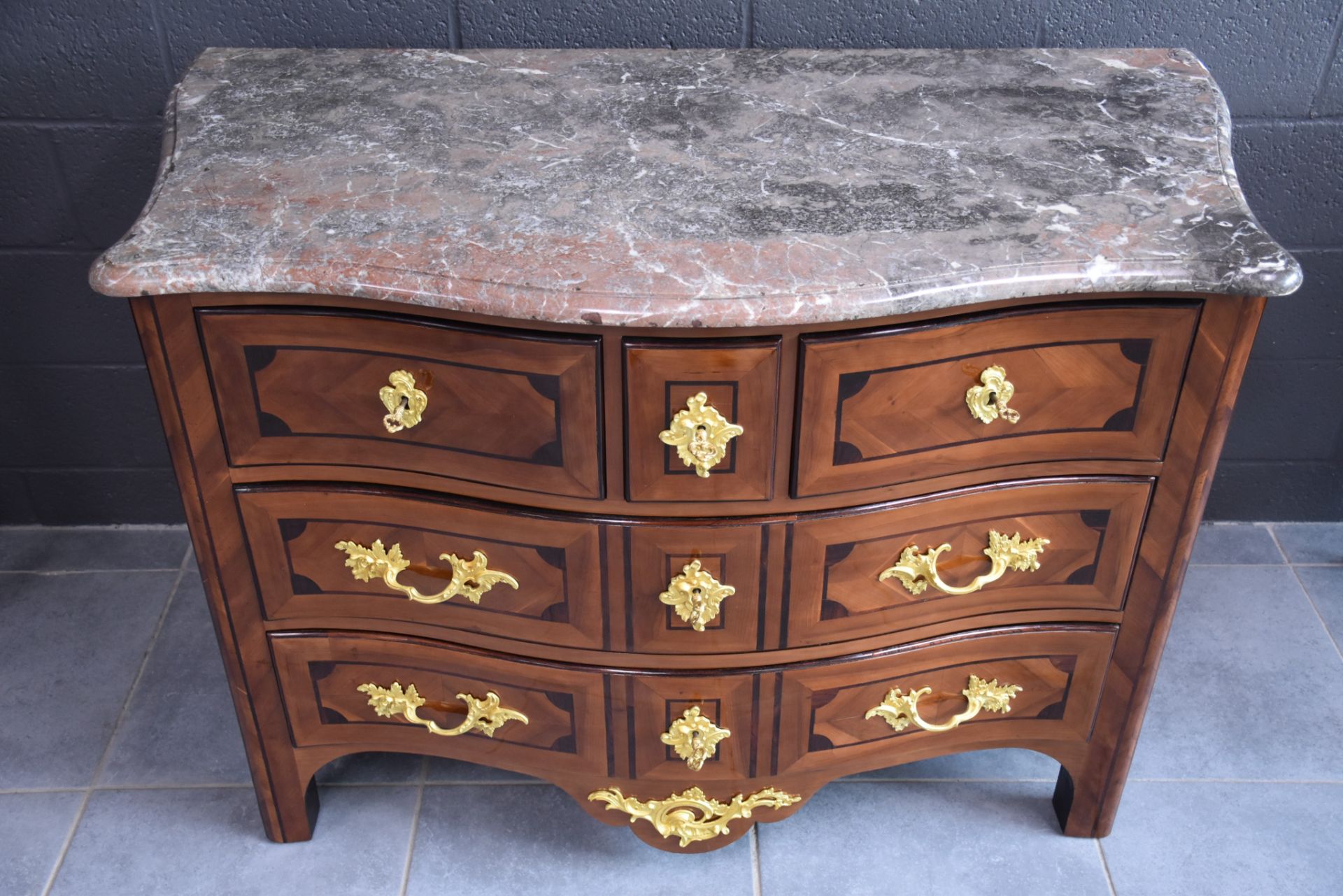 Louis XV period marquetry chest of drawers opening on five drawers. Gilded bronzes stamped with - Bild 4 aus 8