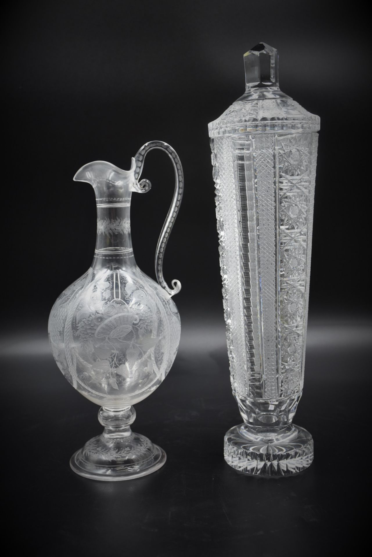 Crystal decanter engraved with the wheel of flowered baskets. Beginning of the XIXth century. Height