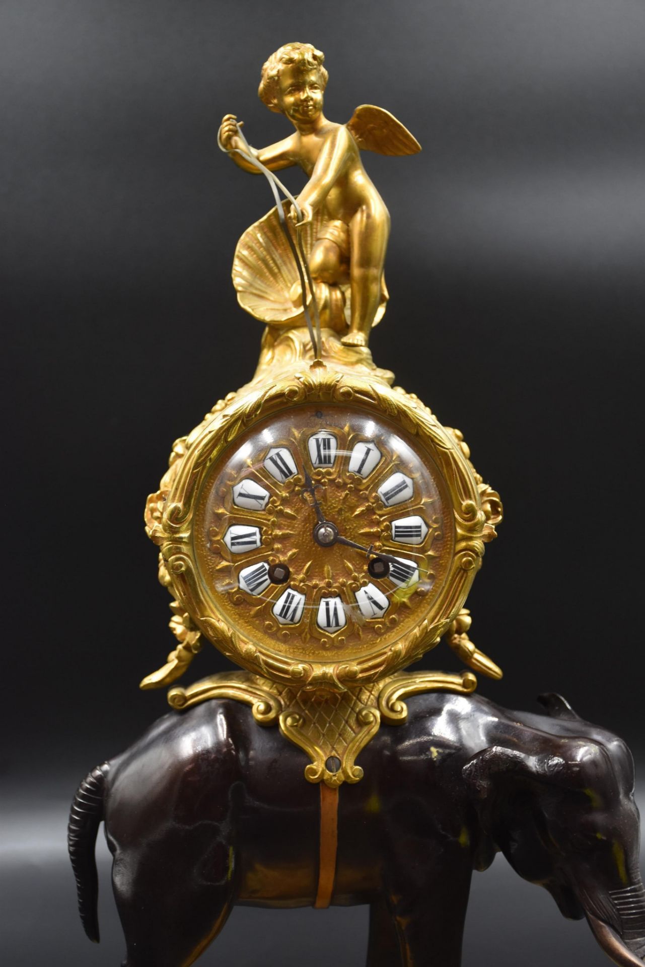 An ormolu and patinated bronze clock with an elephant. French work at the end of the 19th century. - Bild 2 aus 3