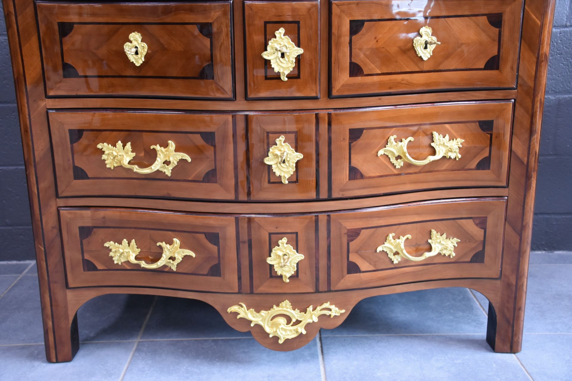 Louis XV period marquetry chest of drawers opening on five drawers. Gilded bronzes stamped with - Bild 3 aus 8
