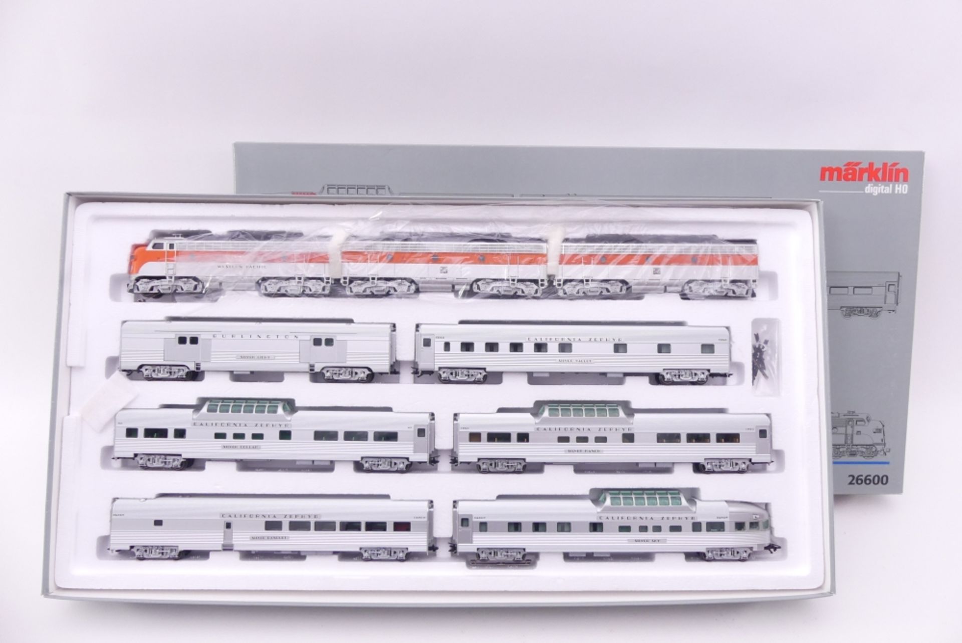 Märklin 26600, US Zug-Set `California Zephyr´, Dreifach-Lok F7 A+B+B, beklebt, entfernbar, sechs