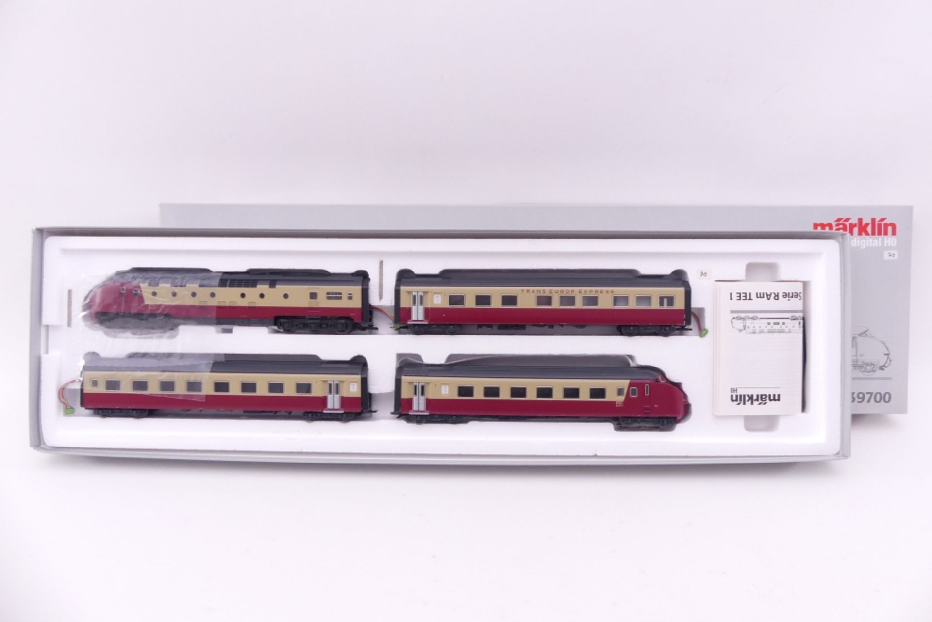 Märklin 39700, vierteiliger TEE Triebwagenzug RAm 401 der SBB, beklebt/entfernbar, lässt sich