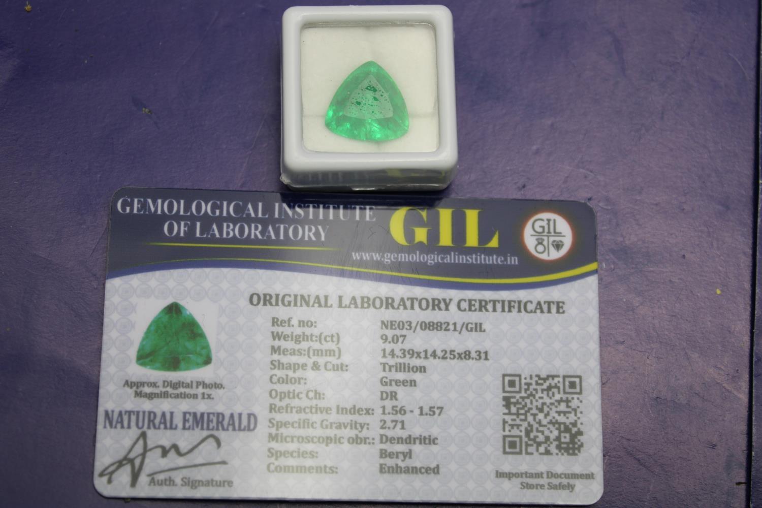 A Emerald gemstone with certificate
