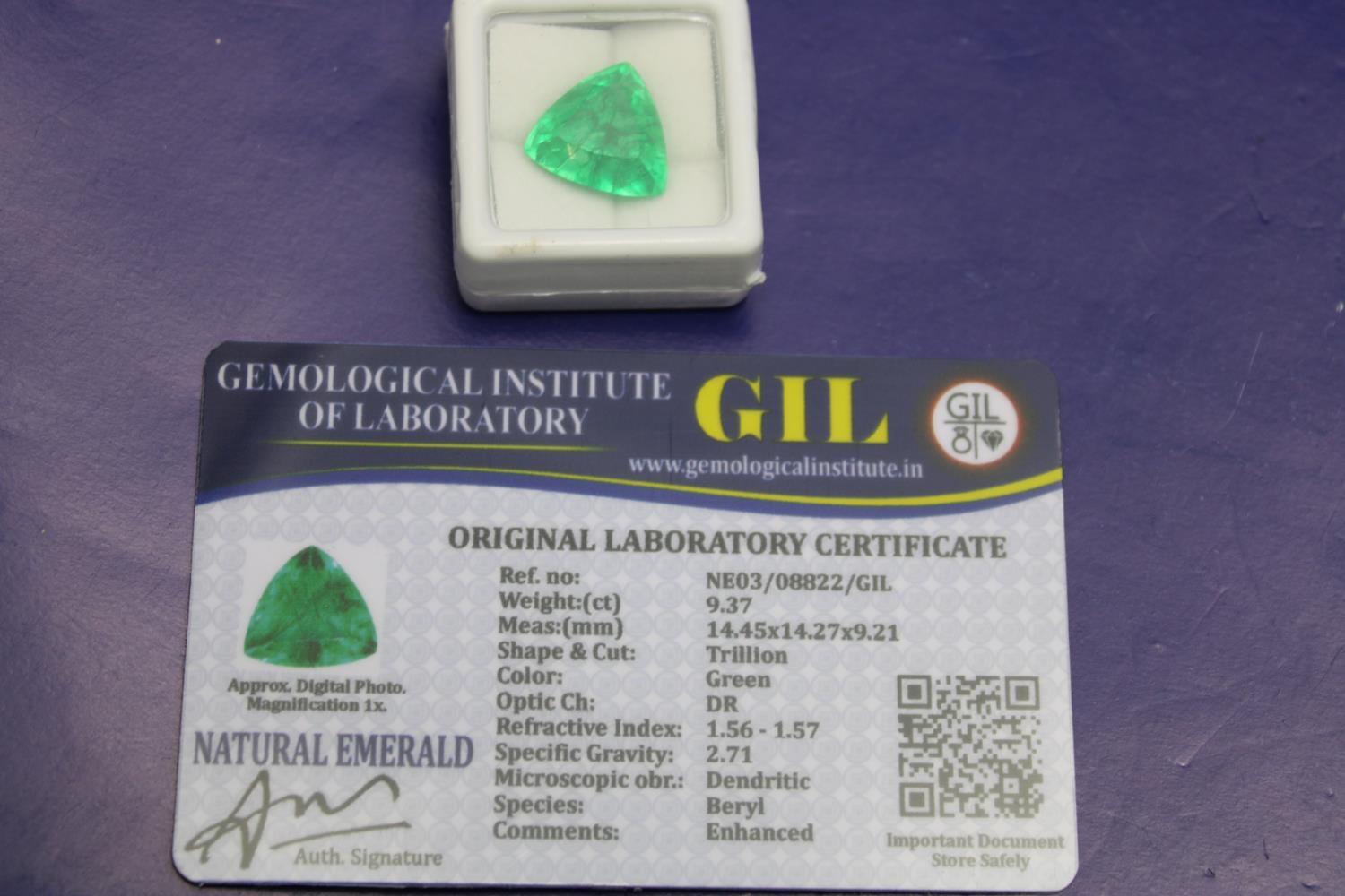 A Emerald gemstone with certificate