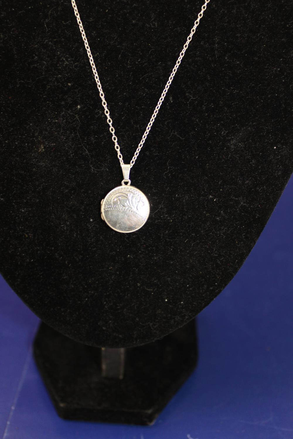 A boxed 925 silver pendant & chain