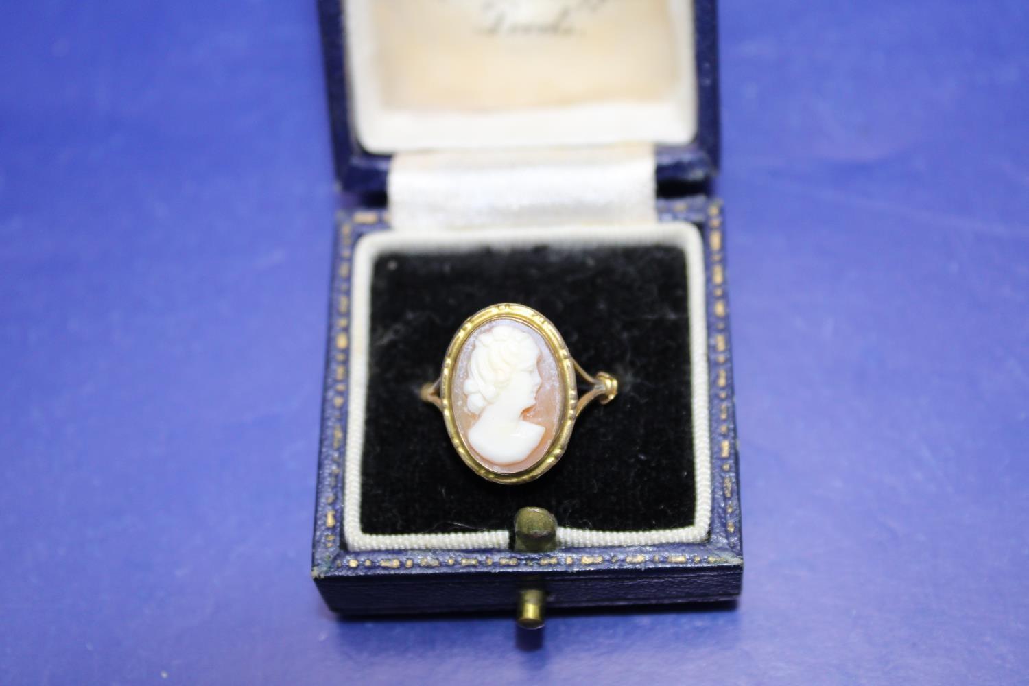 A antique 9ct gold cameo ring 2.6 grams total