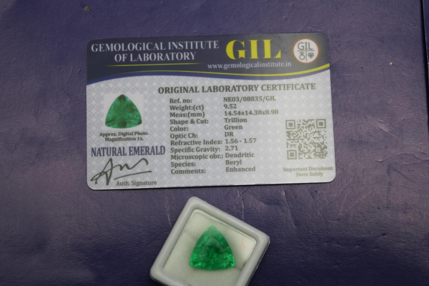 A Emerald gemstone with certificate