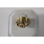 A large 9ct gold heavy saddle ring size V