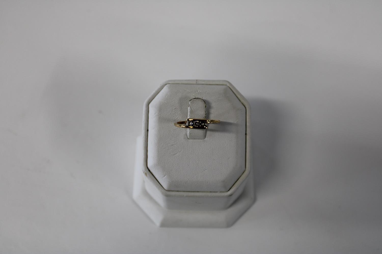 A 9ct gold trilogy cross over ring size O 1/2