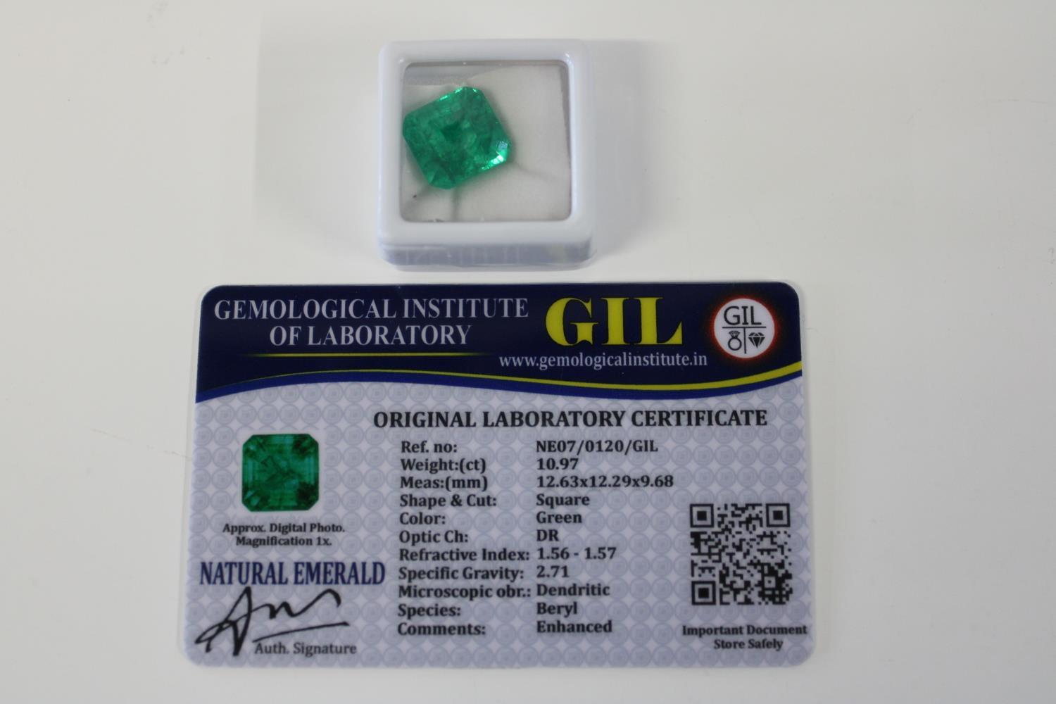 A Emerald gemstone with certificate