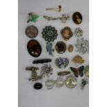 A job lot of assorted vintage brooches