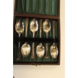 A cased set of six hallmarked silver teaspoons 68.4 grams