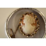 A 9ct gold cameo brooch/pendant (pin missing from the reverse)