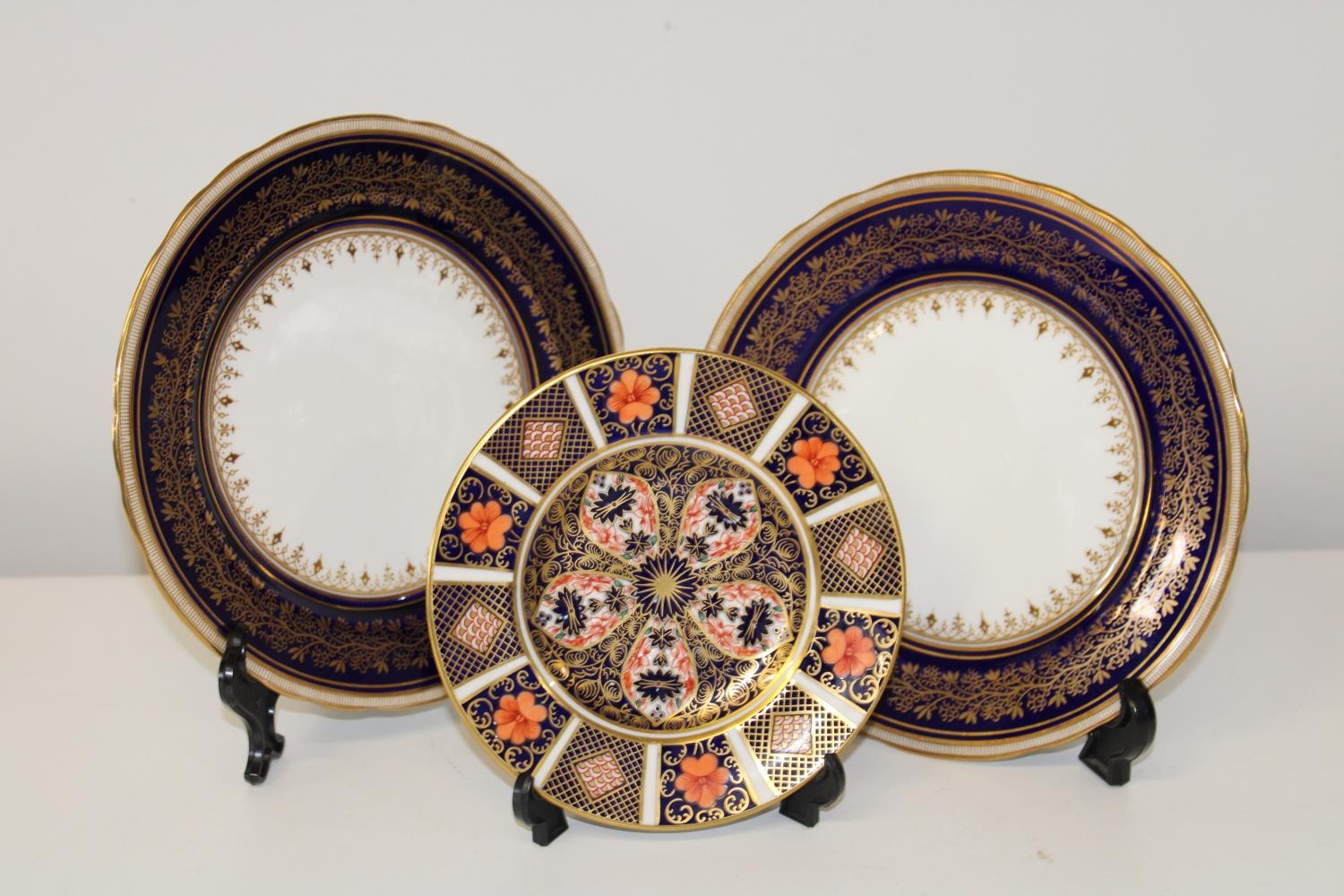 Two Ainsley Ware plates & a Royal Crown Derby Imari pattern plate (Size 16cm in dia)