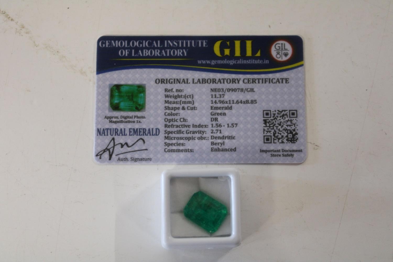 A Emerald gemstone & certificate