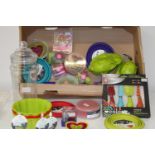 A job lot of new kitchen ware items