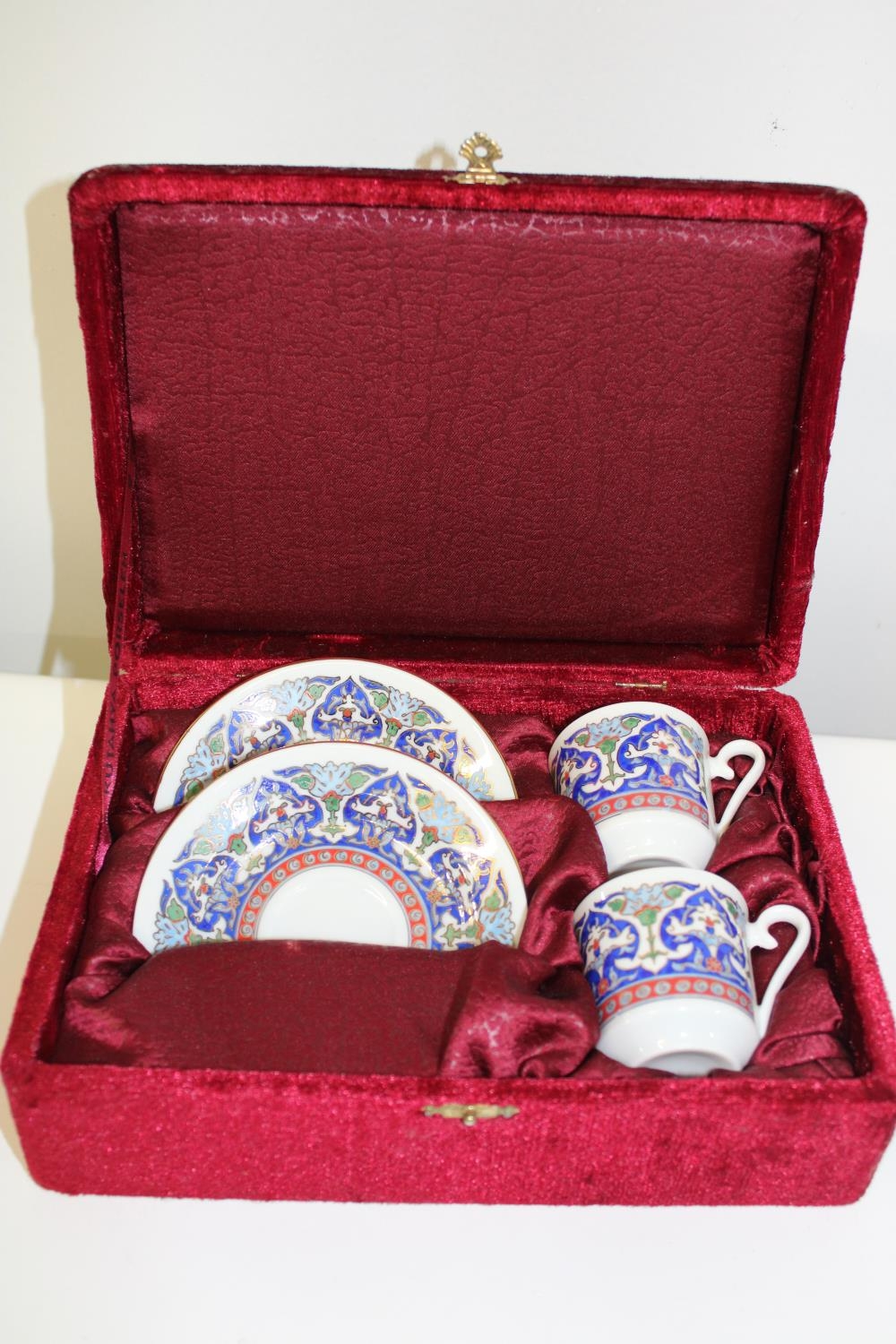 A pretty boxed set of Kutahya porcelain