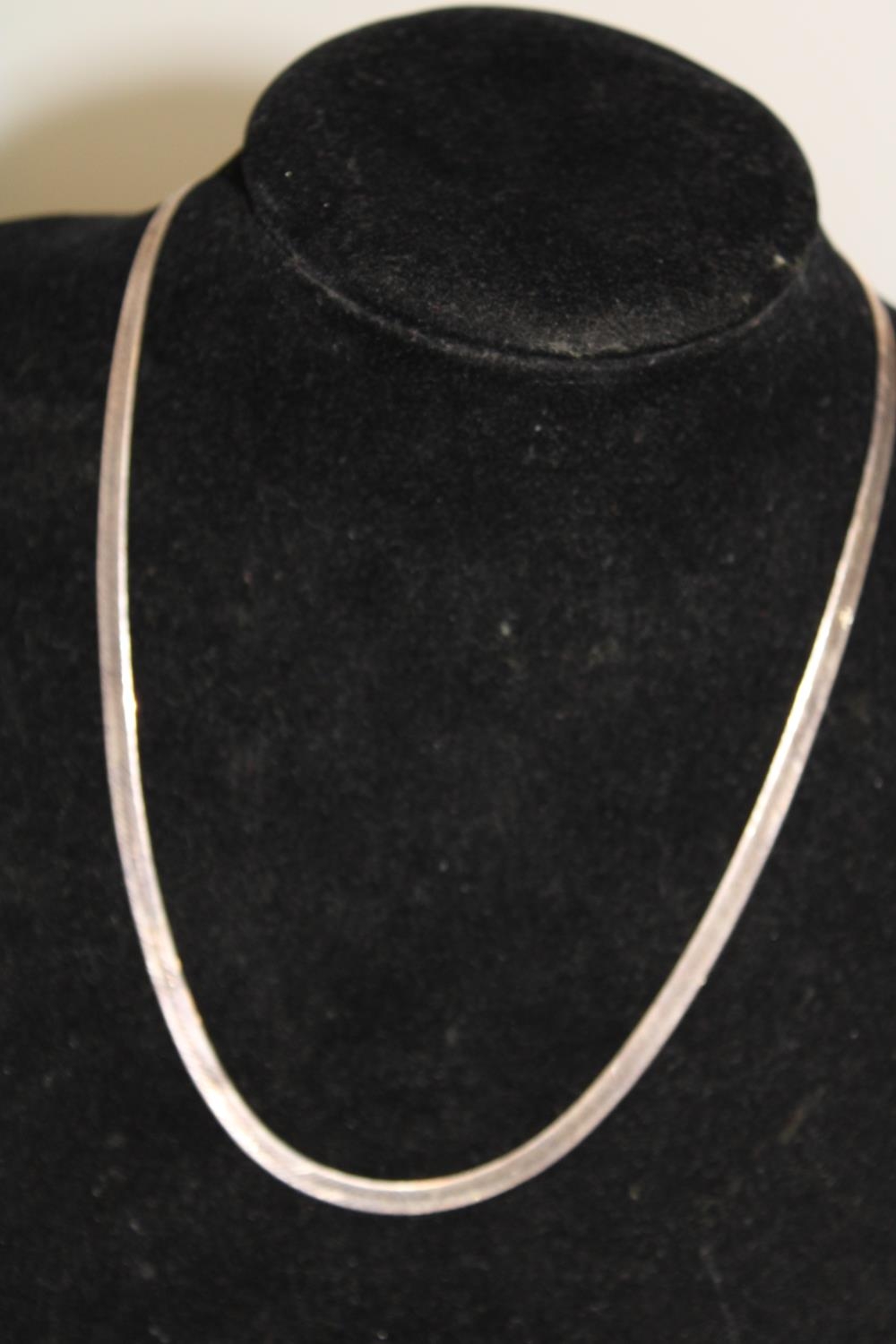 A .925 silver necklace 47cm