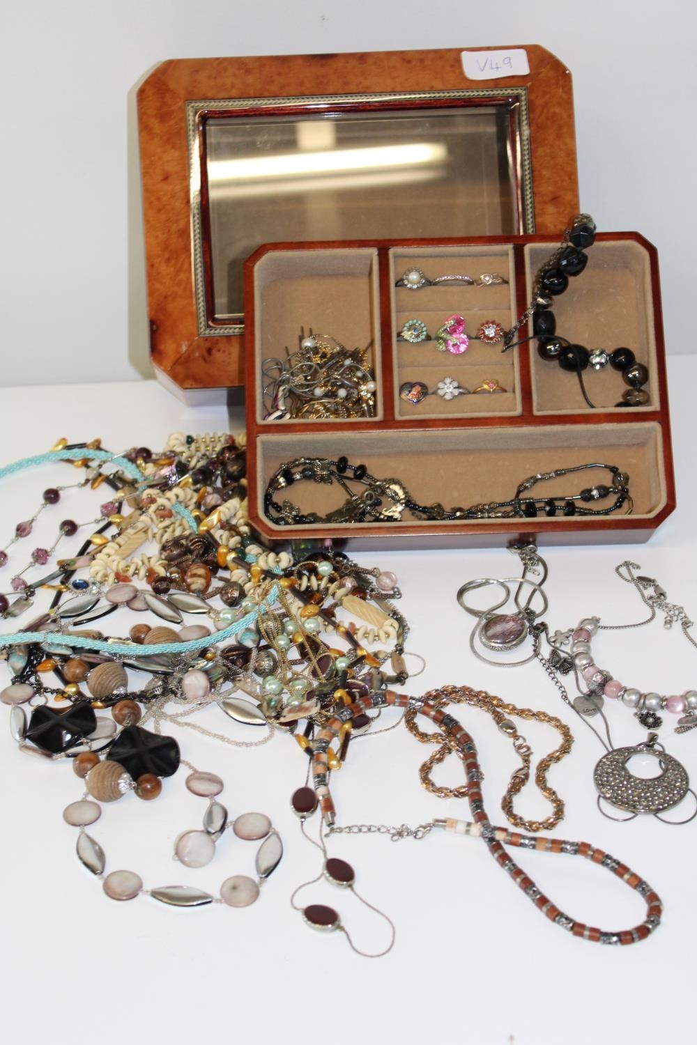 A jewellery box & contents