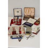 A selection of assorted cased vintage cutlery & other