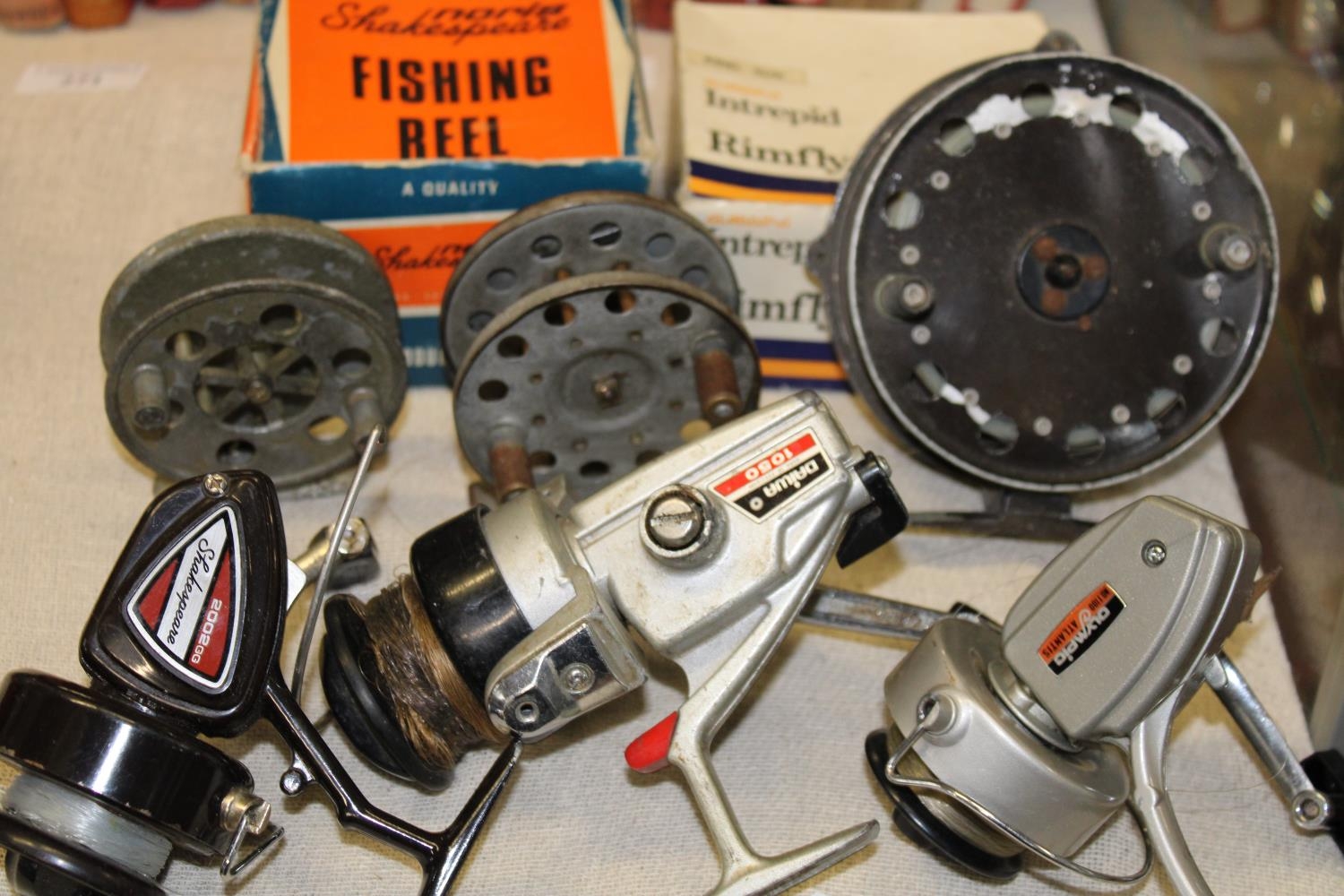 A job lot of vintage fishing reels