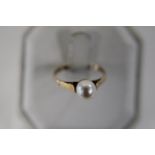 A 9ct gold & cultured pearl ring 1.9 grams