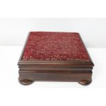 A vintage mahogany foot stool 33x33x14cm