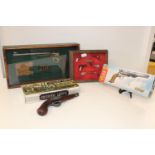 A job lot of novelty guns & models etc