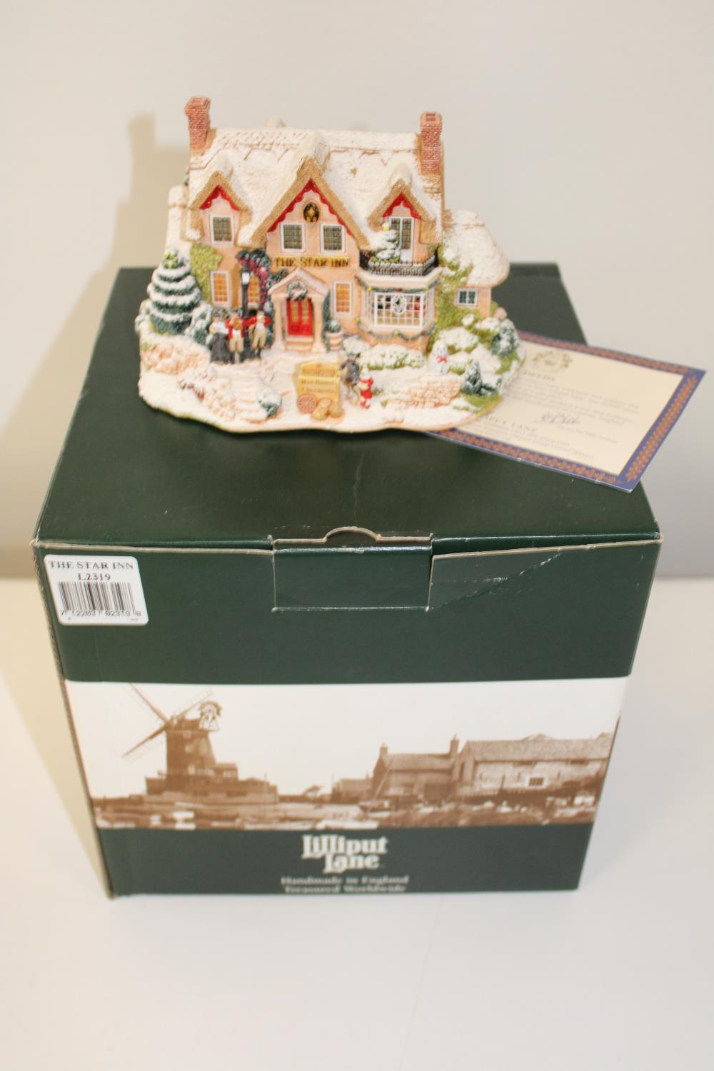 A large boxed Lilliput Lane model 'The Star Inn'