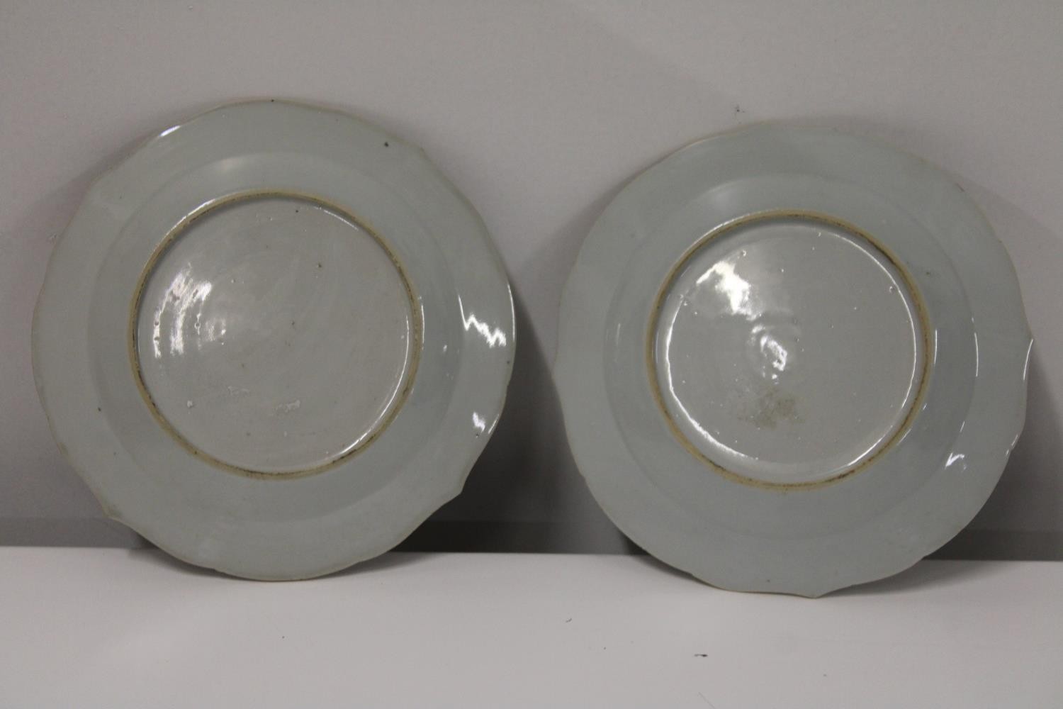 A pair of Chinese 18th/19th century scalloped edged plates finely decorated d23cm (sold as seen) - Bild 2 aus 2