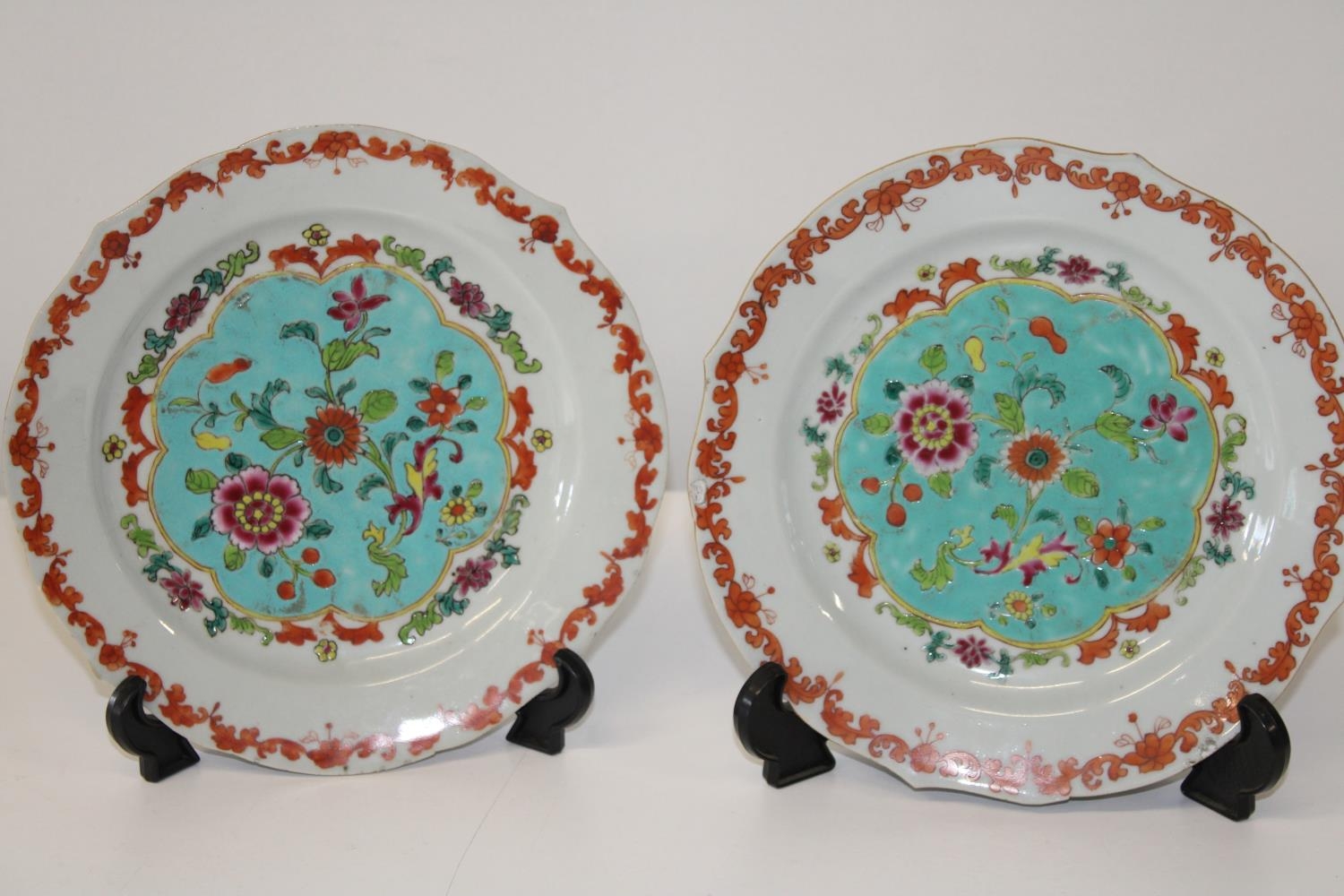 A pair of Chinese 18th/19th century scalloped edged plates finely decorated d23cm (sold as seen)