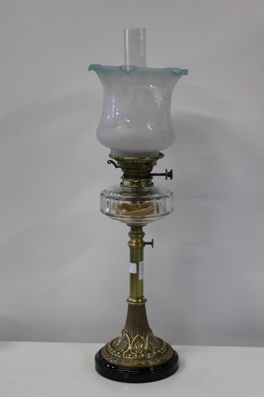 A quality Victorian brass & glass oil lamp, on a adjustable column and with a Hinks lever