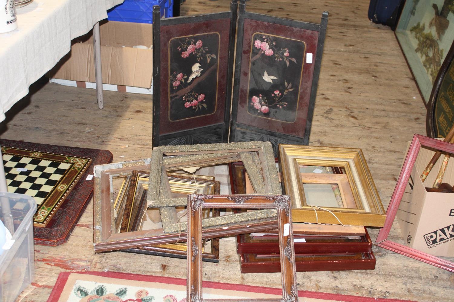A job lot of assorted antique & vintage picture frames and small divider