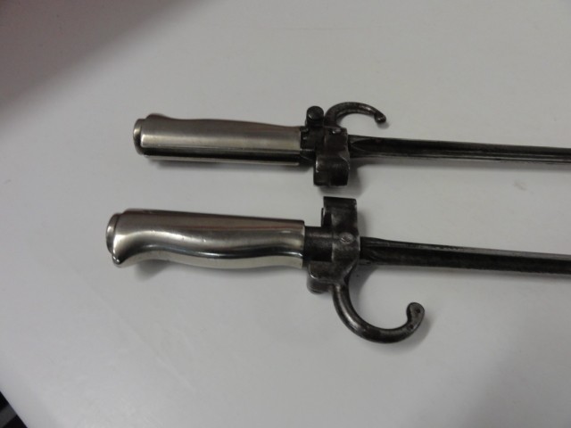 A pair of French 1886 pattern Label Epee style bayonets with cruciform blades - Bild 2 aus 2