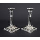 Paar Kerzenleuchter. Quadratischer Fuß. Kannelierte Säulenschäftung. Relief mit Akanthus,
