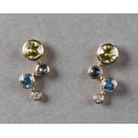 Paar ungewöhnliche Ohrstecker. Peridots und Blautopase mit kleinen Brillanten in 14 ct.