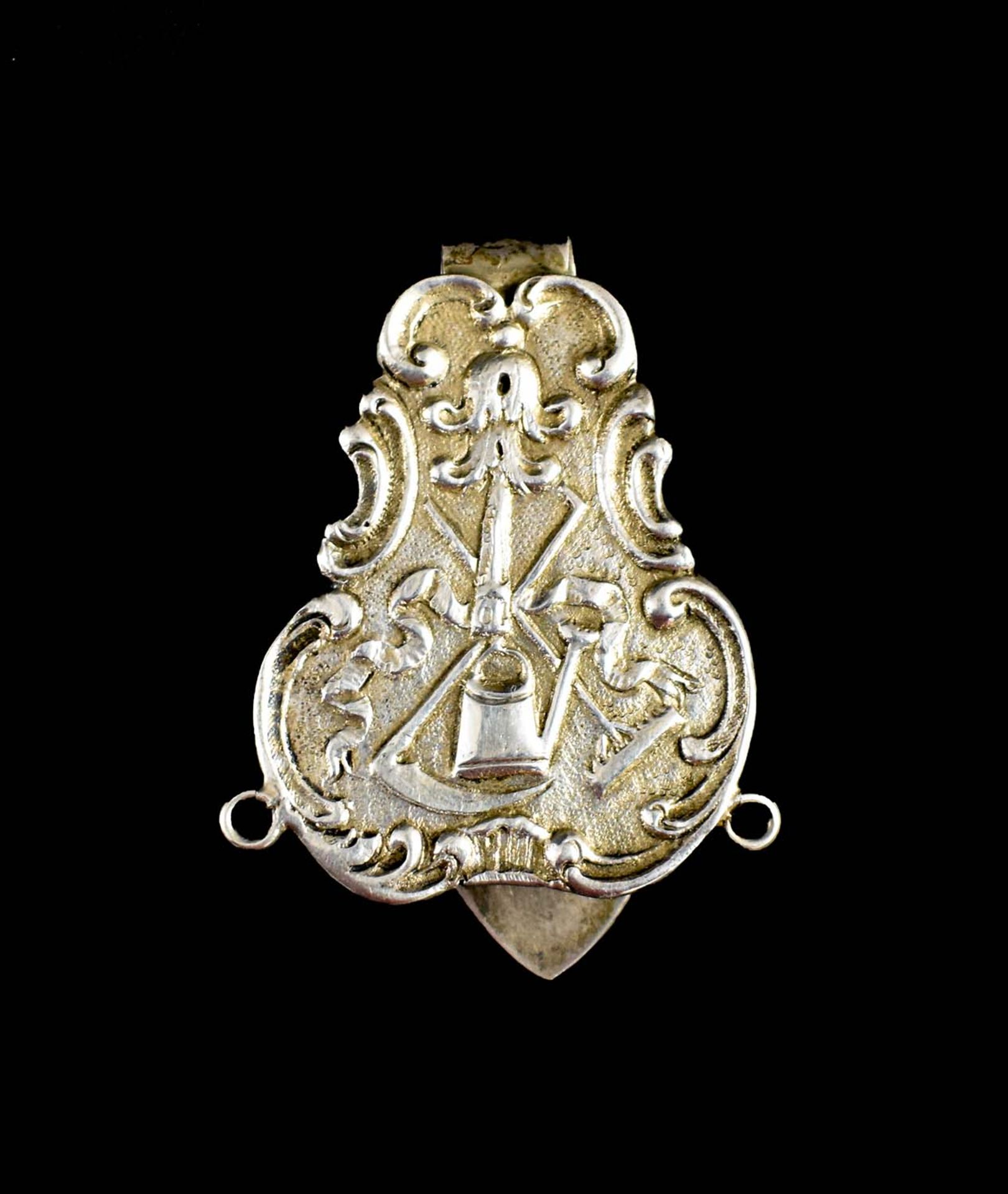 Silberner Beschließerinnen-Schlüsselanhänger mit Gärtnermotiv. H 6,5 cm