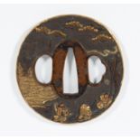 Tsuba. Kupfer vergoldet. Reliefdekor mit Samurais am Ufer. Ungedeutete Legende. Japan, 19. Jh. 6,5 x