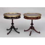 Paar kleine Drum Tables. Einschübig. Palisander/Messing. England, 20. Jh. H 56 cm, Ø 50 cm