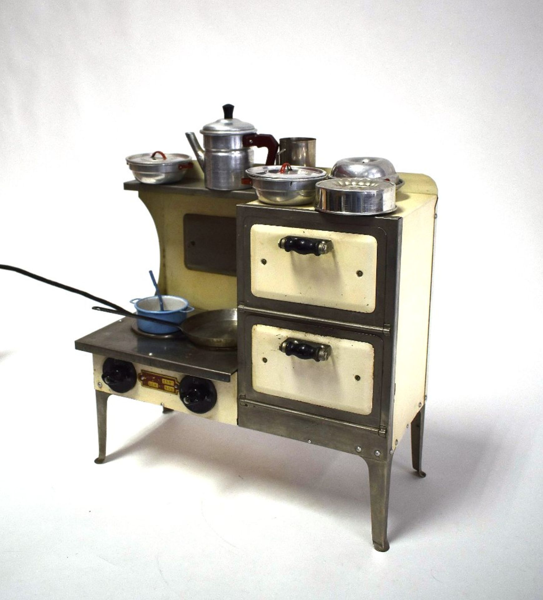 Elektrischer Puppenherd Omega No. 150, 220 Volt, 550 Watt. Metall. Um 1940-50. 36 x 38 x 16 cm. Dazu
